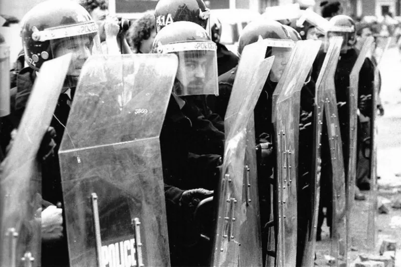 Sinpapeles, Menas y derechización del sentido común